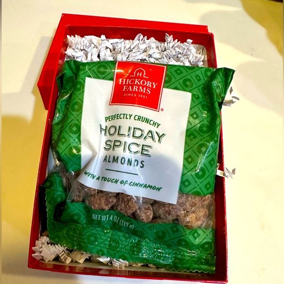 NEW HICKORY FARMS HOLIDAY SPICE ALMONDS CINNAMON CRUNCHY 4OZ GIFT BOX CHRISTMAS - Picture 3 of 5